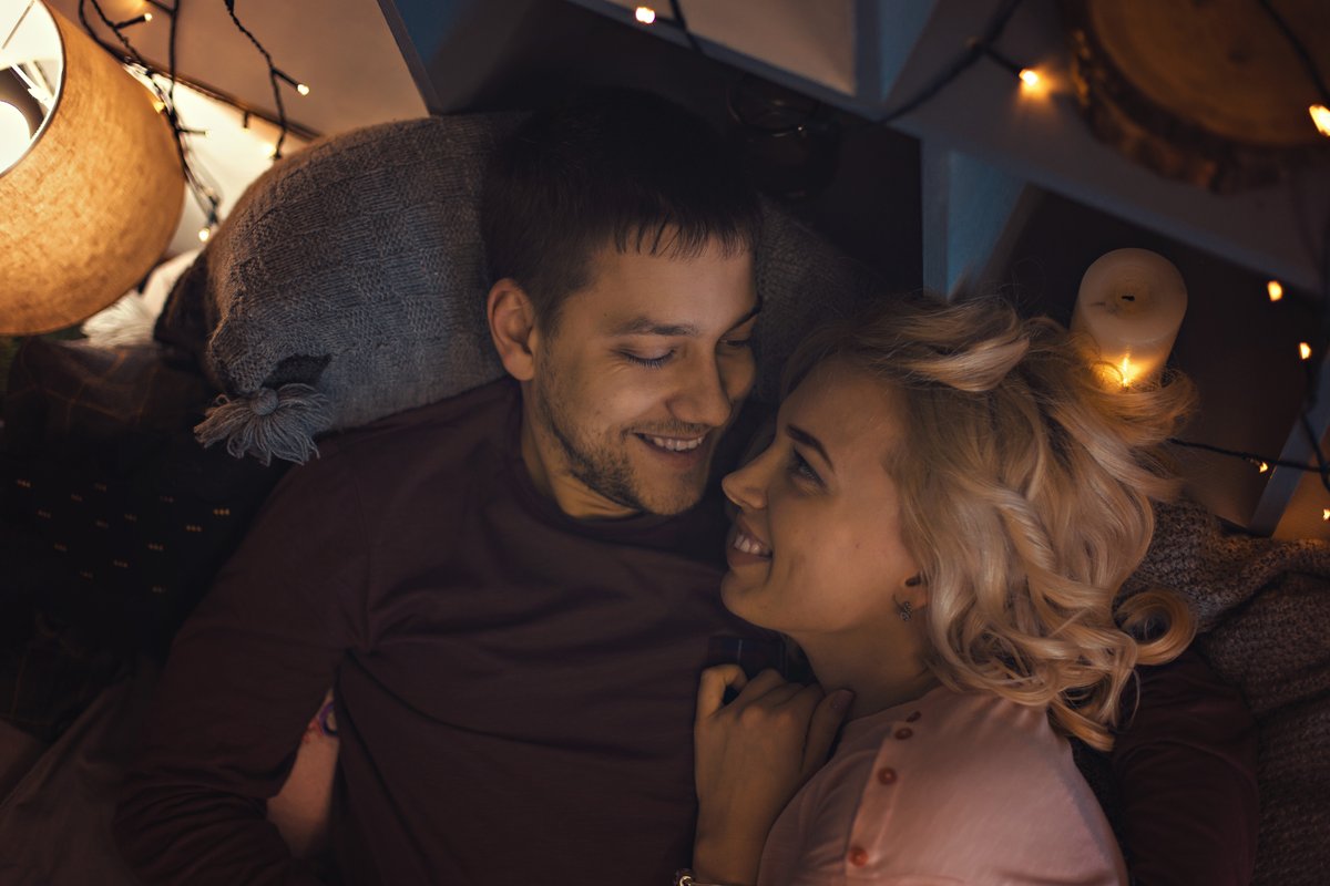 Couple partageant un moment intime, illustrant la connexion et le bien-être